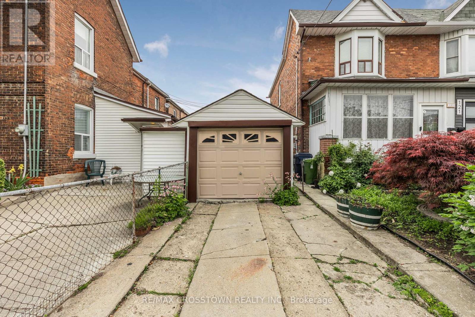 35 Edith Avenue, Toronto, Ontario  M6P 3T5 - Photo 39 - W12207274