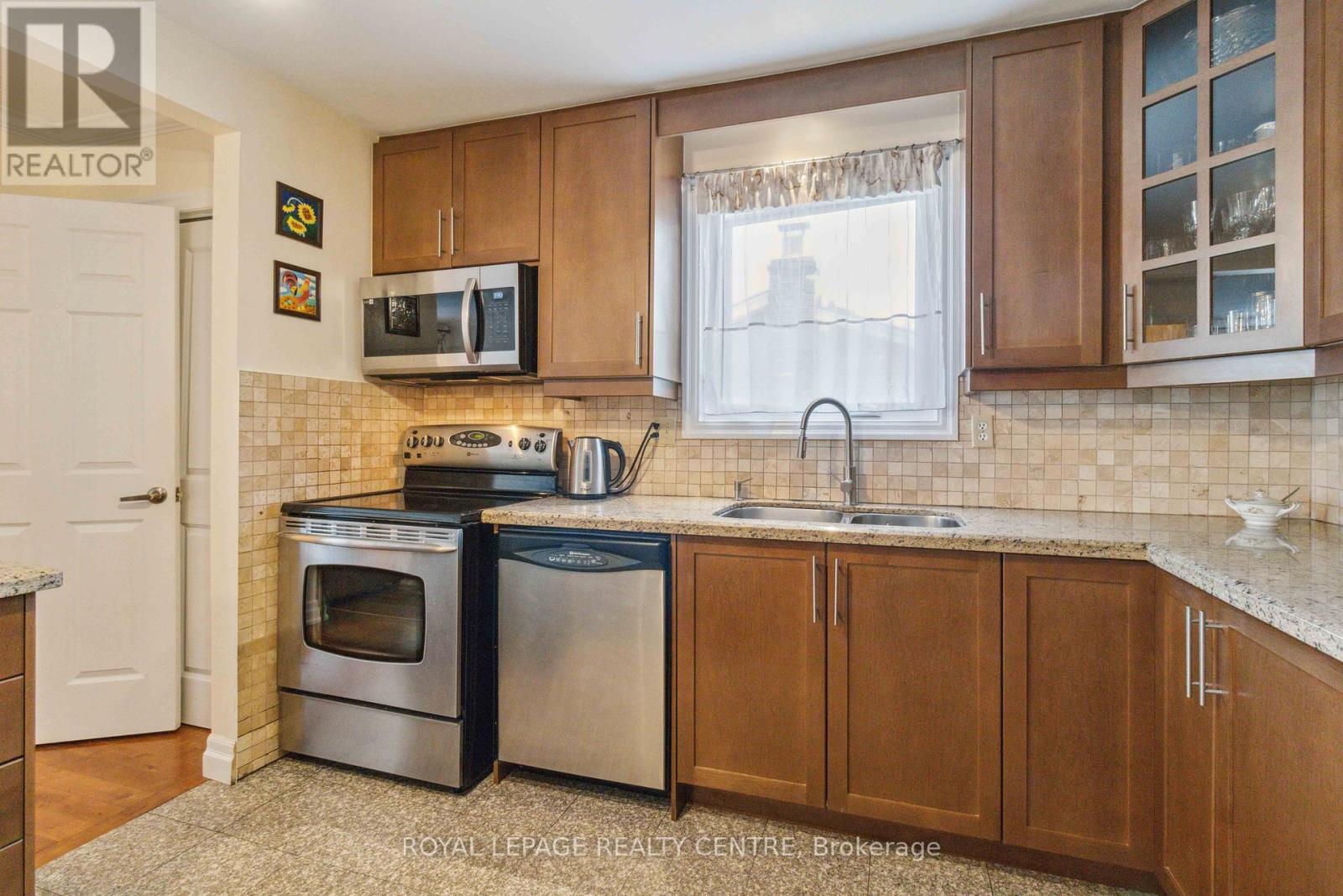504 Galedowns Court, Mississauga, Ontario  L5A 3H9 - Photo 6 - W12191691