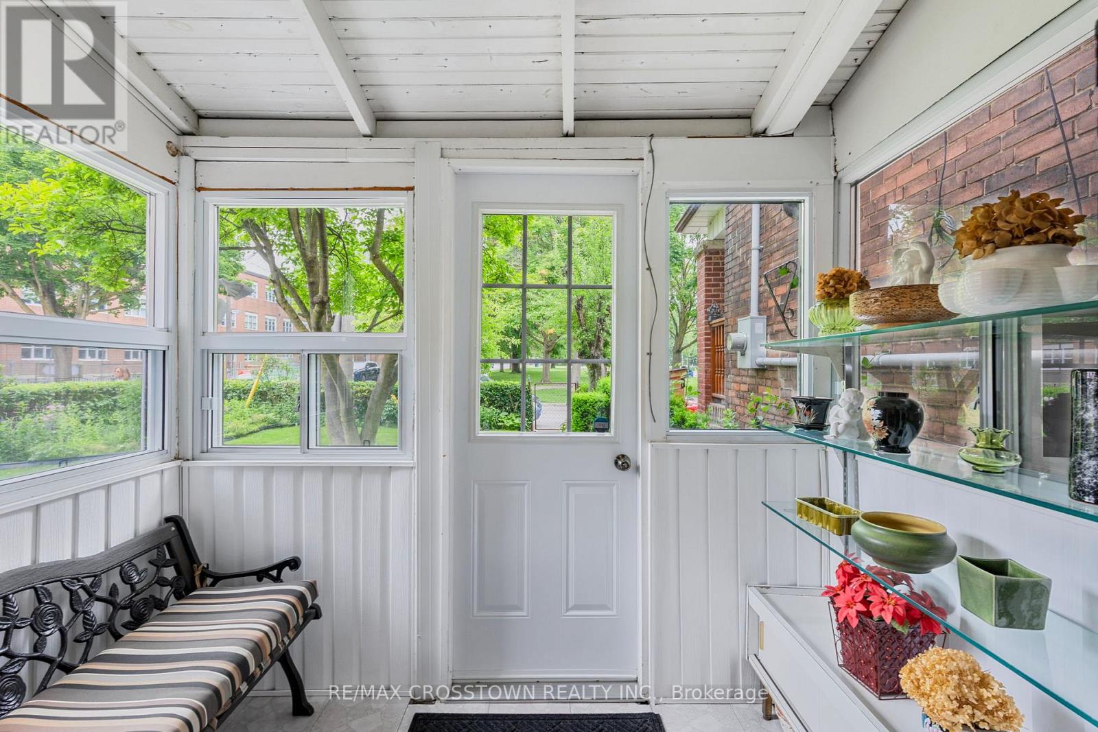 35 Edith Avenue, Toronto, Ontario  M6P 3T5 - Photo 9 - W12207274