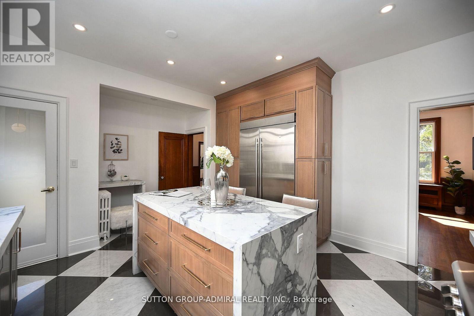 987 Royal York Road, Toronto, Ontario  M8X 2E8 - Photo 14 - W12208873