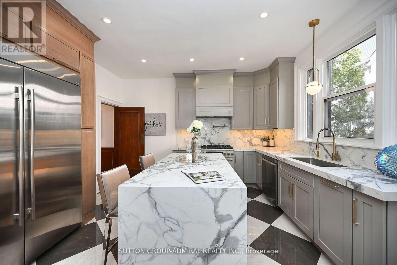 987 Royal York Road, Toronto, Ontario  M8X 2E8 - Photo 17 - W12208873