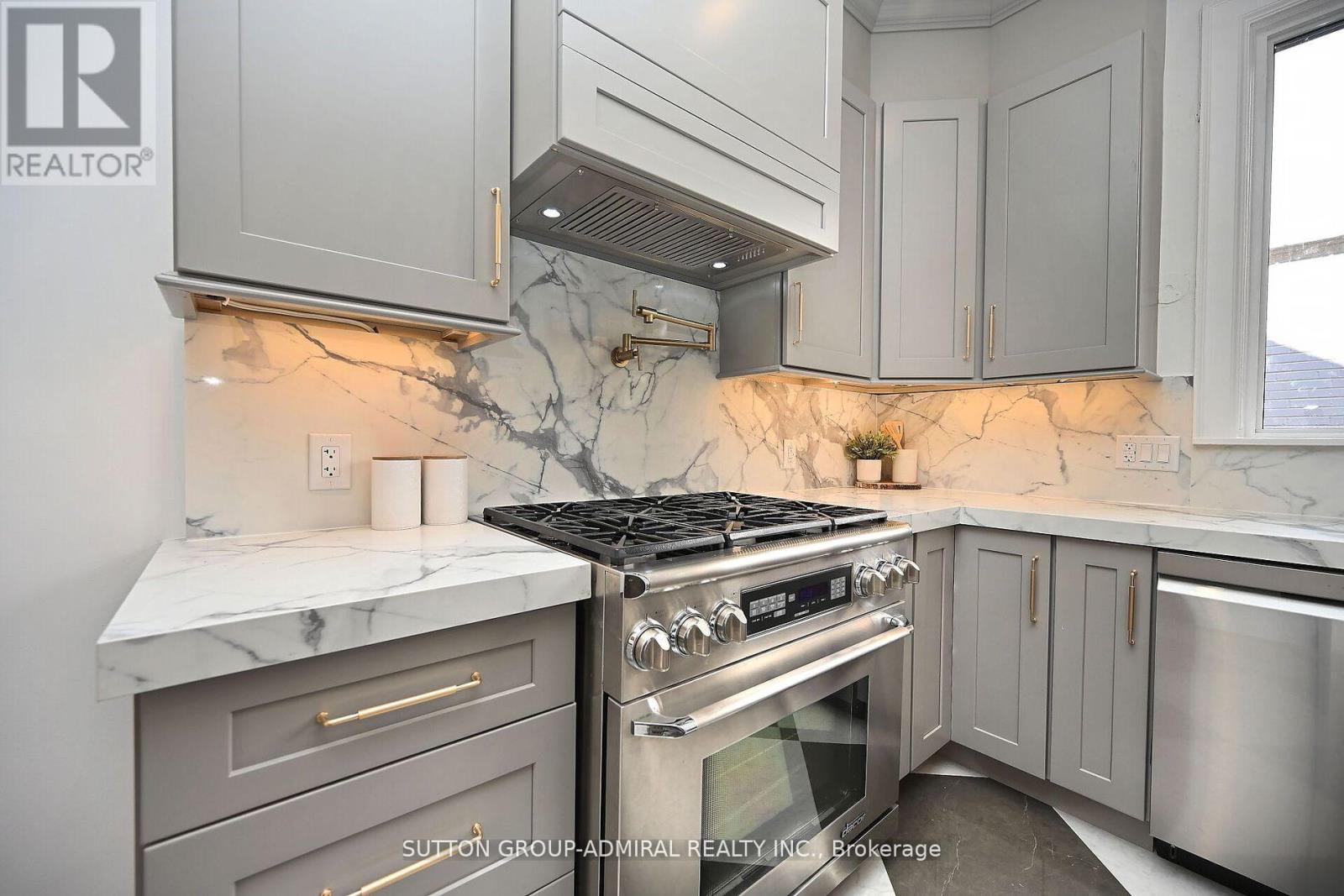987 Royal York Road, Toronto, Ontario  M8X 2E8 - Photo 18 - W12208873