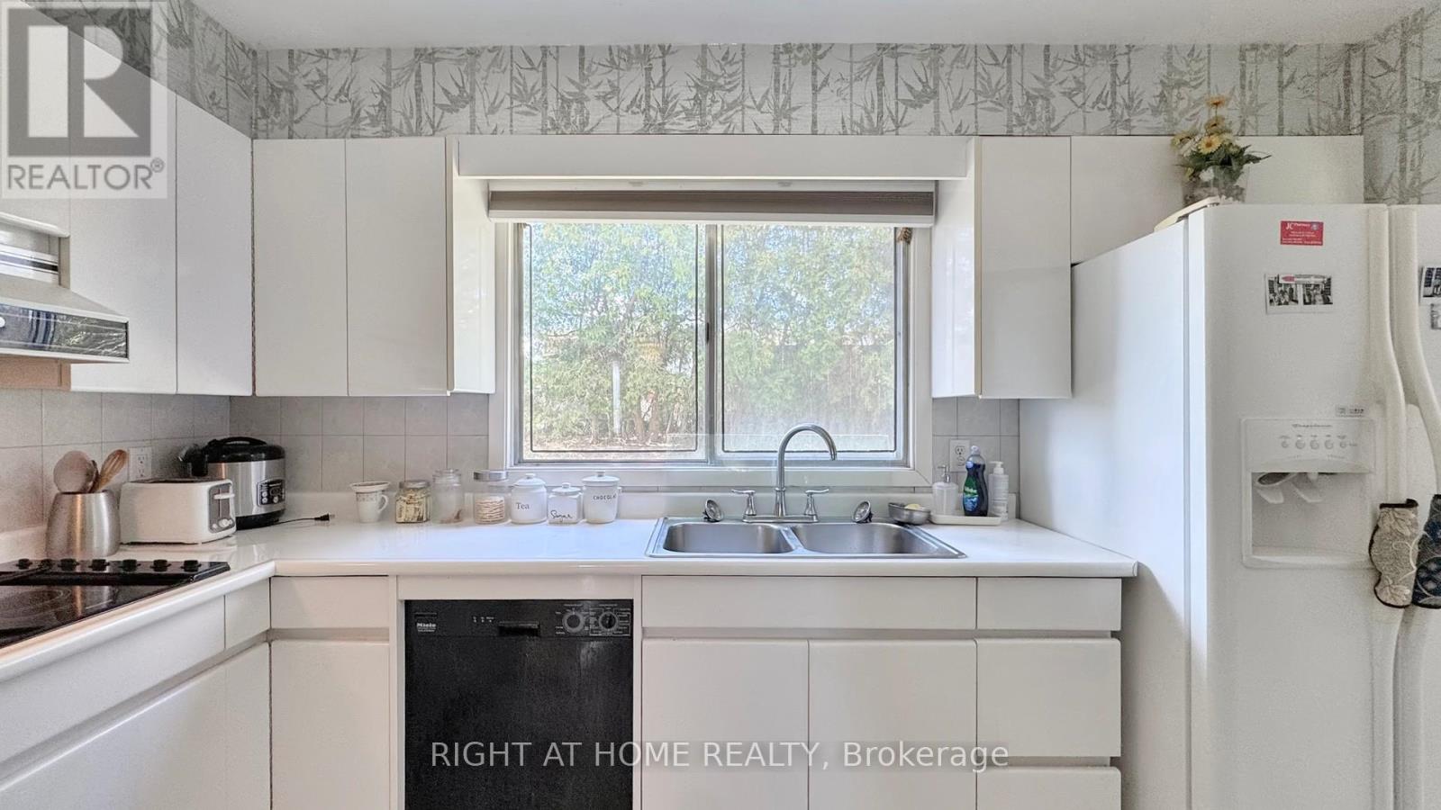 106 Grandravine Drive, Toronto, Ontario  M3J 1B4 - Photo 14 - W12208898