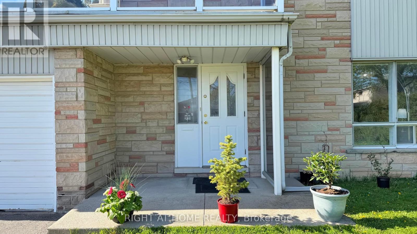 106 Grandravine Drive, Toronto, Ontario  M3J 1B4 - Photo 2 - W12208898