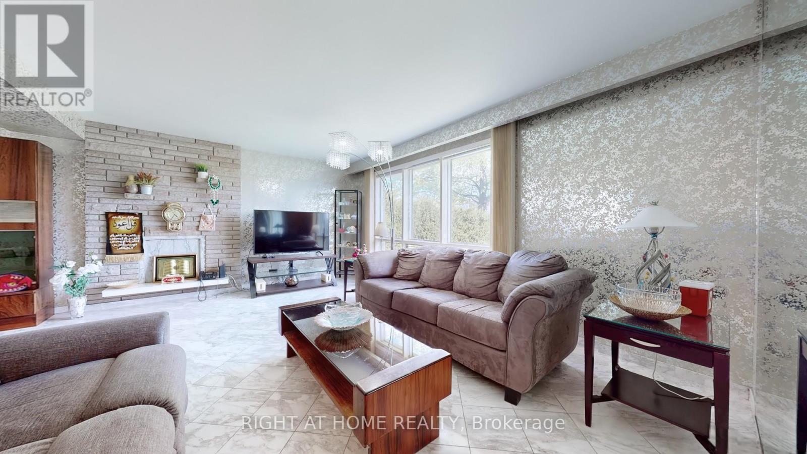 106 Grandravine Drive, Toronto, Ontario  M3J 1B4 - Photo 3 - W12208898