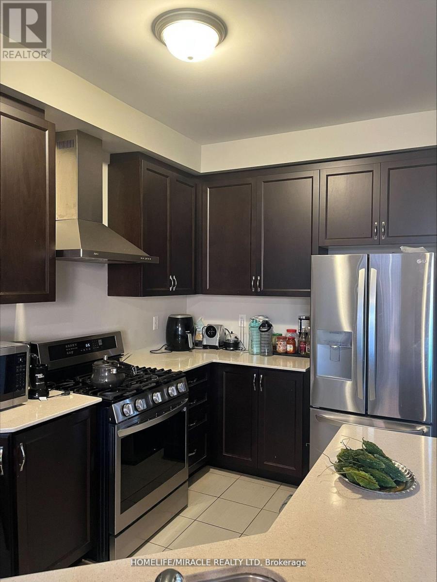 27 Bushwood Trail, Brampton, Ontario  L7A 5J7 - Photo 3 - W12208913
