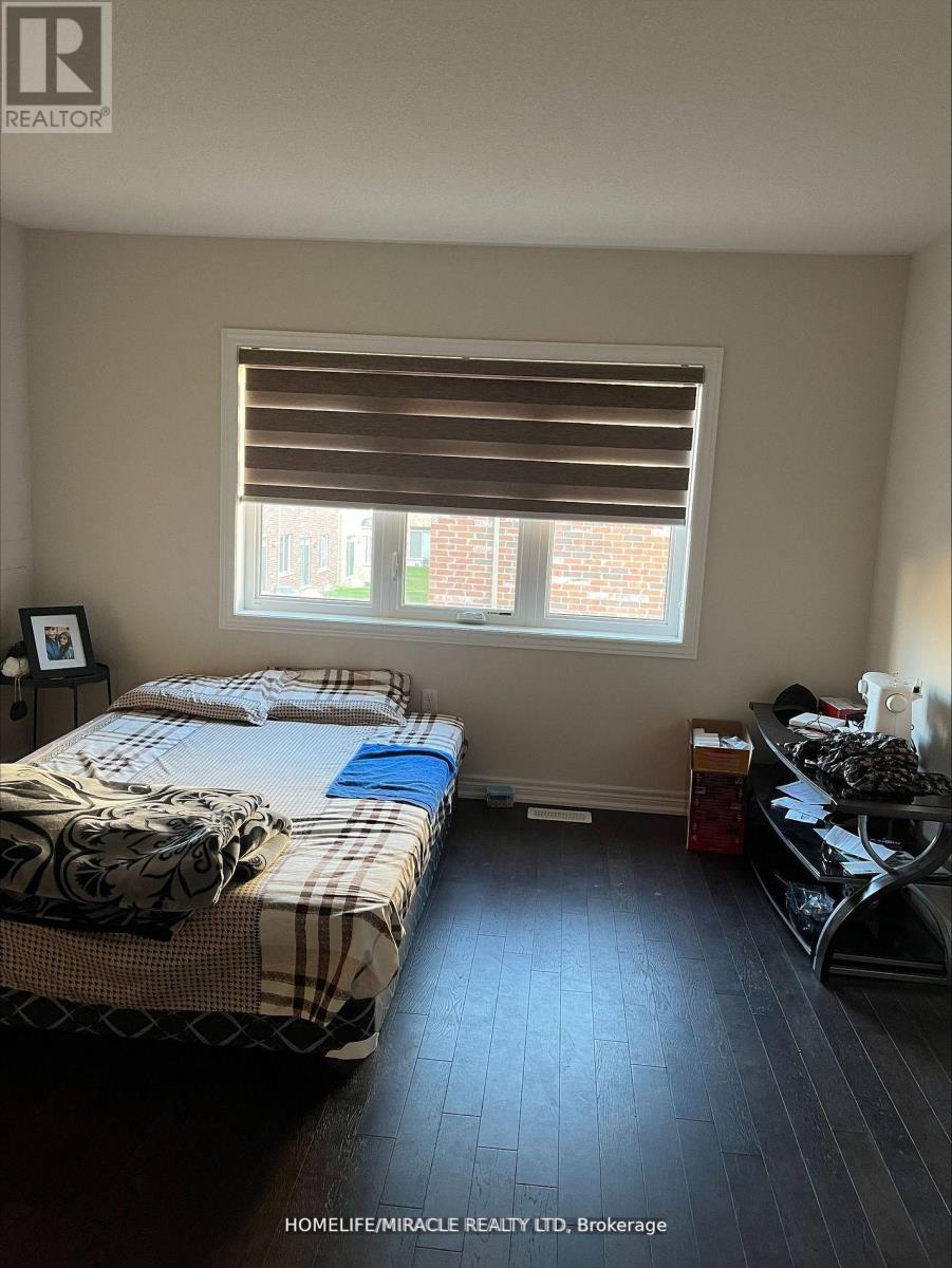 27 Bushwood Trail, Brampton, Ontario  L7A 5J7 - Photo 5 - W12208913