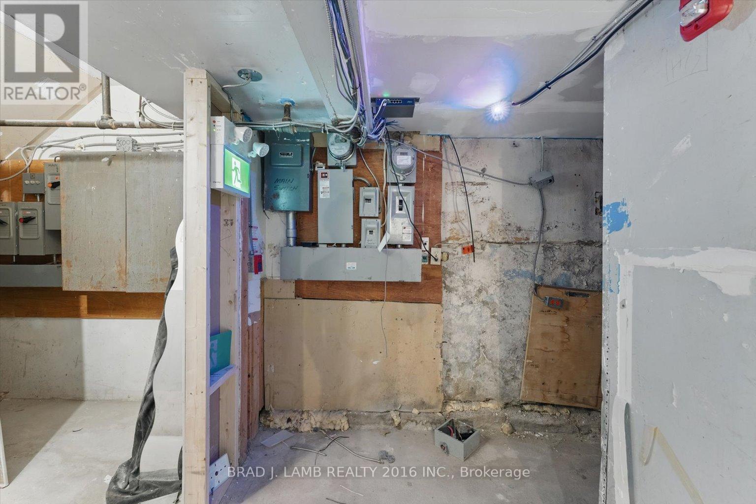 2261 Dundas Street W, Toronto, Ontario  M6R 1X6 - Photo 17 - W12209000