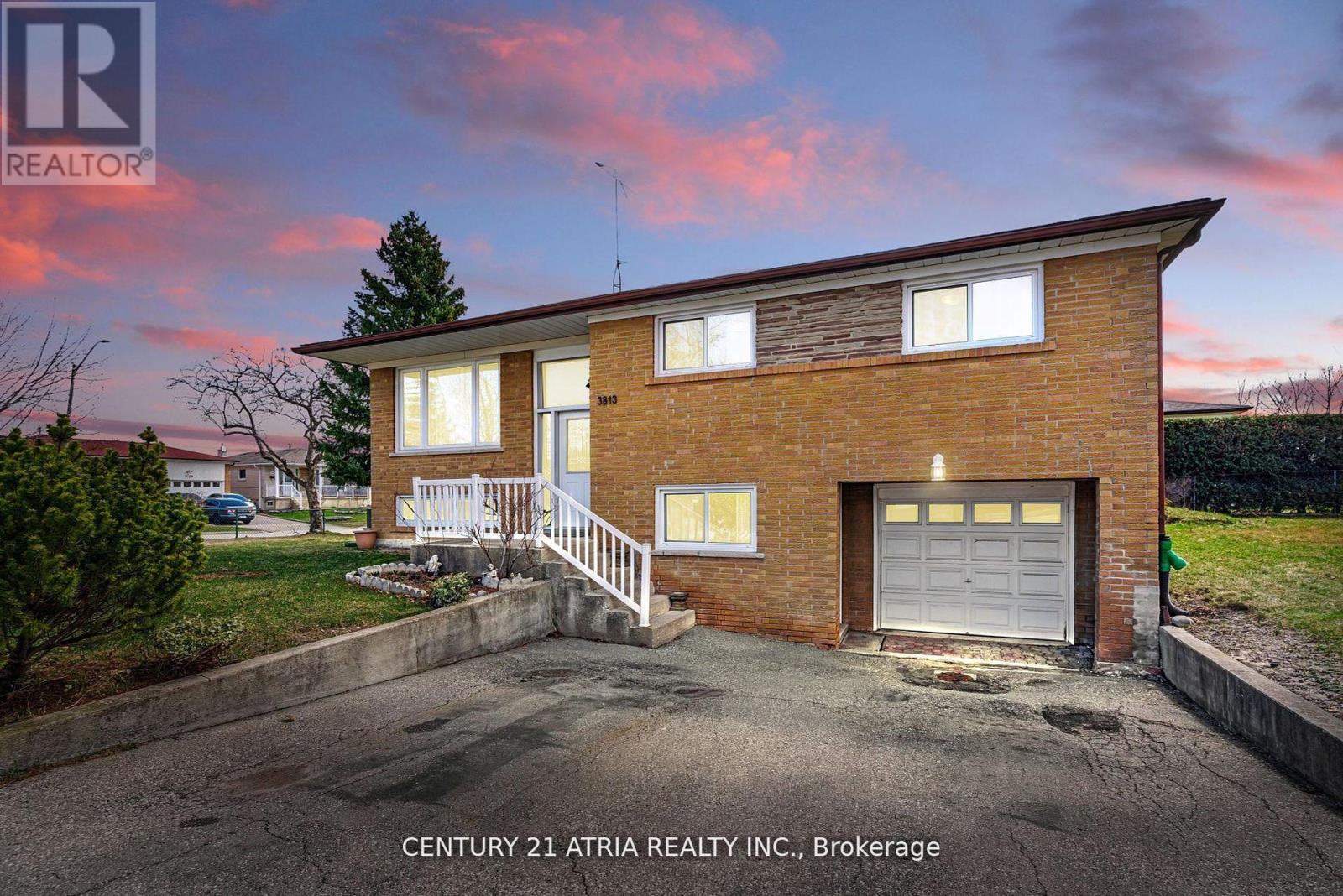 3813 Bayswater Crescent, Mississauga, Ontario  L4T 2G6 - Photo 1 - W12209008