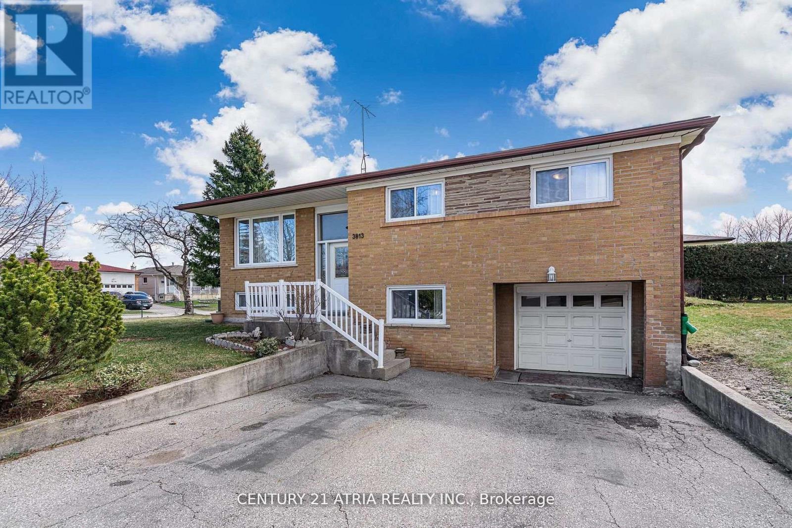 3813 Bayswater Crescent, Mississauga, Ontario  L4T 2G6 - Photo 2 - W12209008