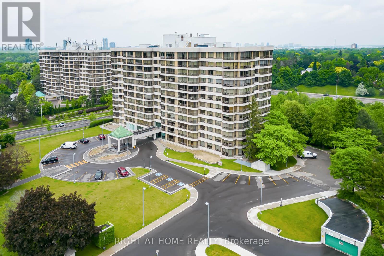 1007 - 320 Mill Street S, Brampton, Ontario  L6Y 3V2 - Photo 3 - W12209030