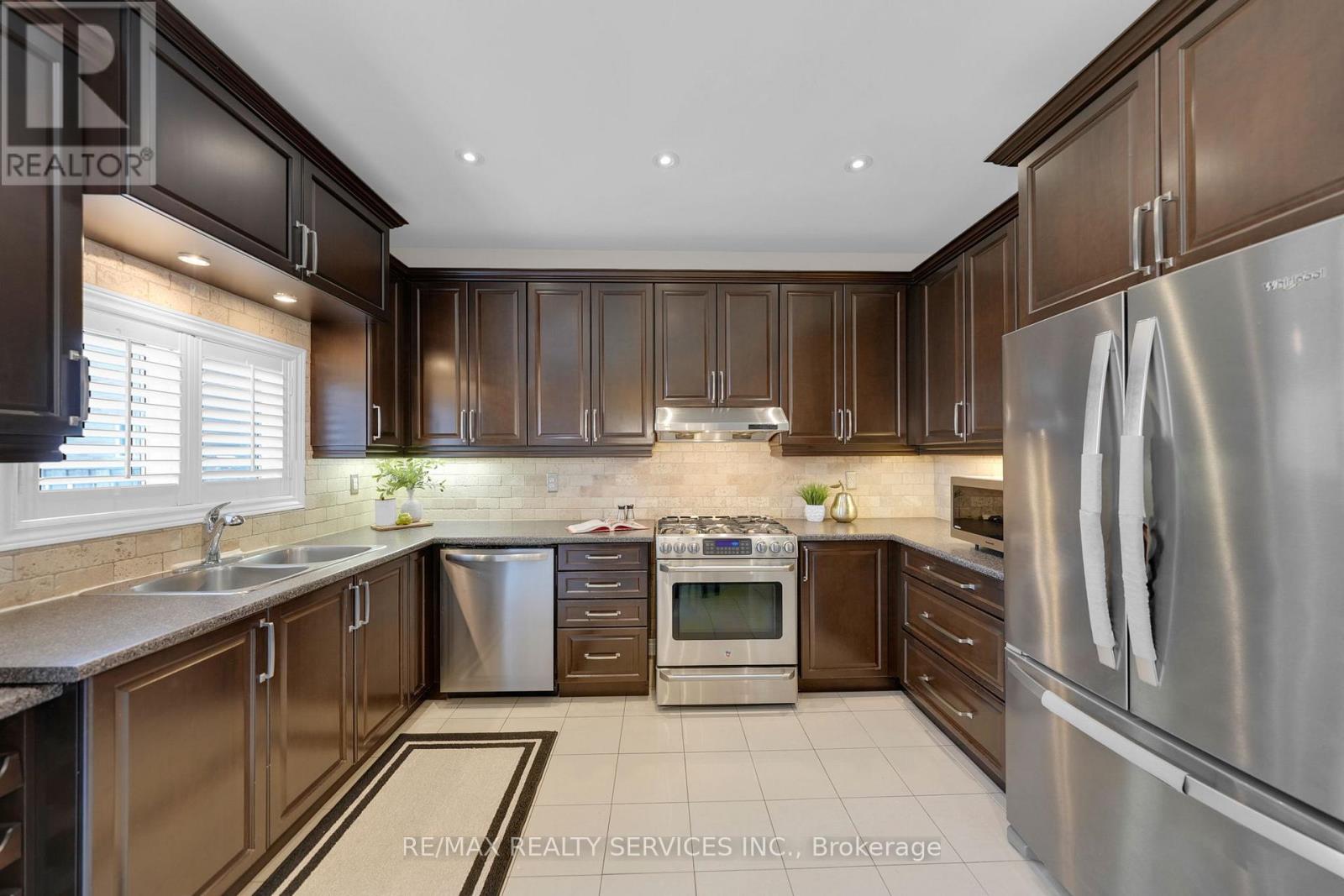 59 Finlayson Crescent, Brampton (Sandringham-Wellington), Ontario  L6R 0L6 - Photo 15 - W12209063