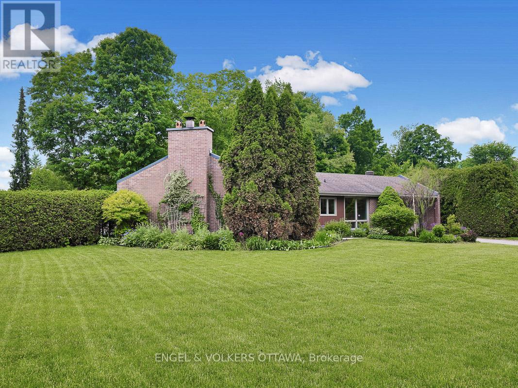 170 Sandridge Road, Ottawa, Ontario  K1L 5A1 - Photo 4 - X12209325