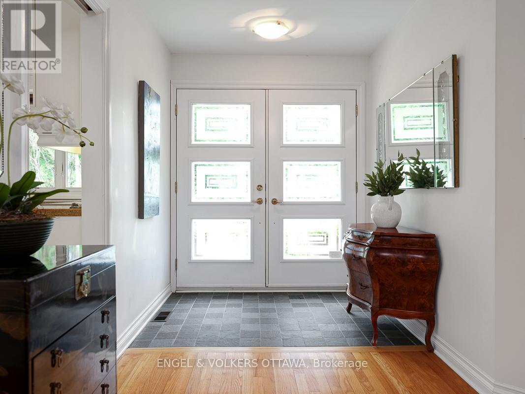 170 Sandridge Road, Ottawa, Ontario  K1L 5A1 - Photo 8 - X12209325