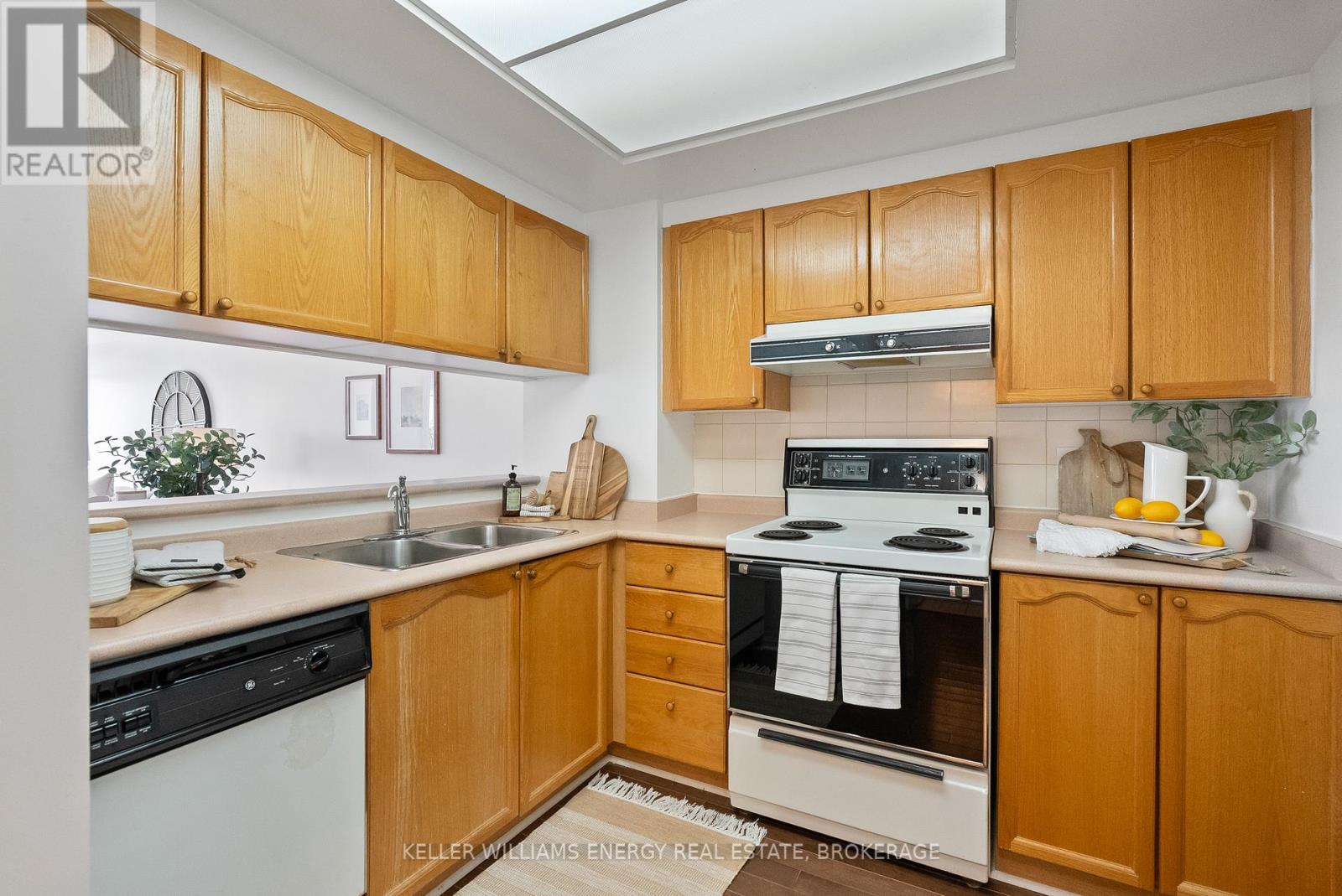904 - 712 Rossland Road E, Whitby, Ontario  L1N 9E8 - Photo 10 - E12164206