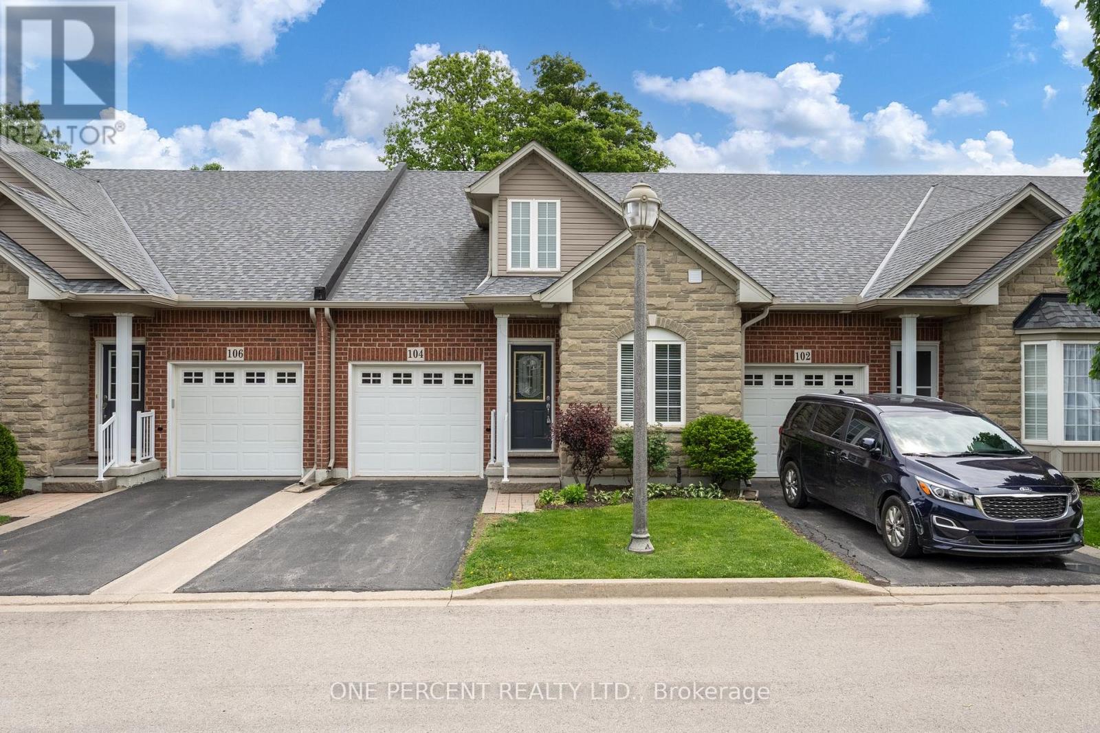 104 OAKHAMPTON TRAIL, Hamilton, Ontario