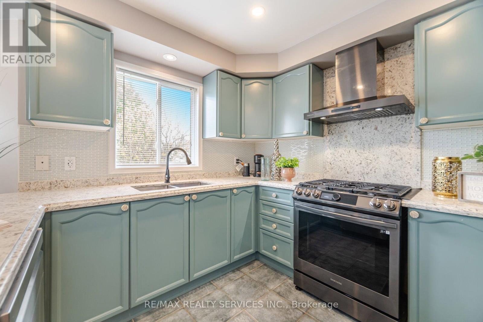 23 Fenwick Place, Hamilton, Ontario  L8B 0P5 - Photo 15 - X12208923