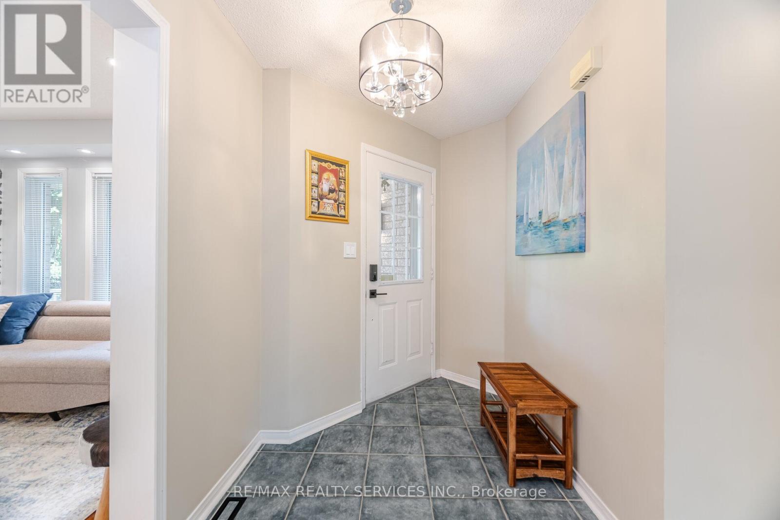 23 Fenwick Place, Hamilton, Ontario  L8B 0P5 - Photo 5 - X12208923