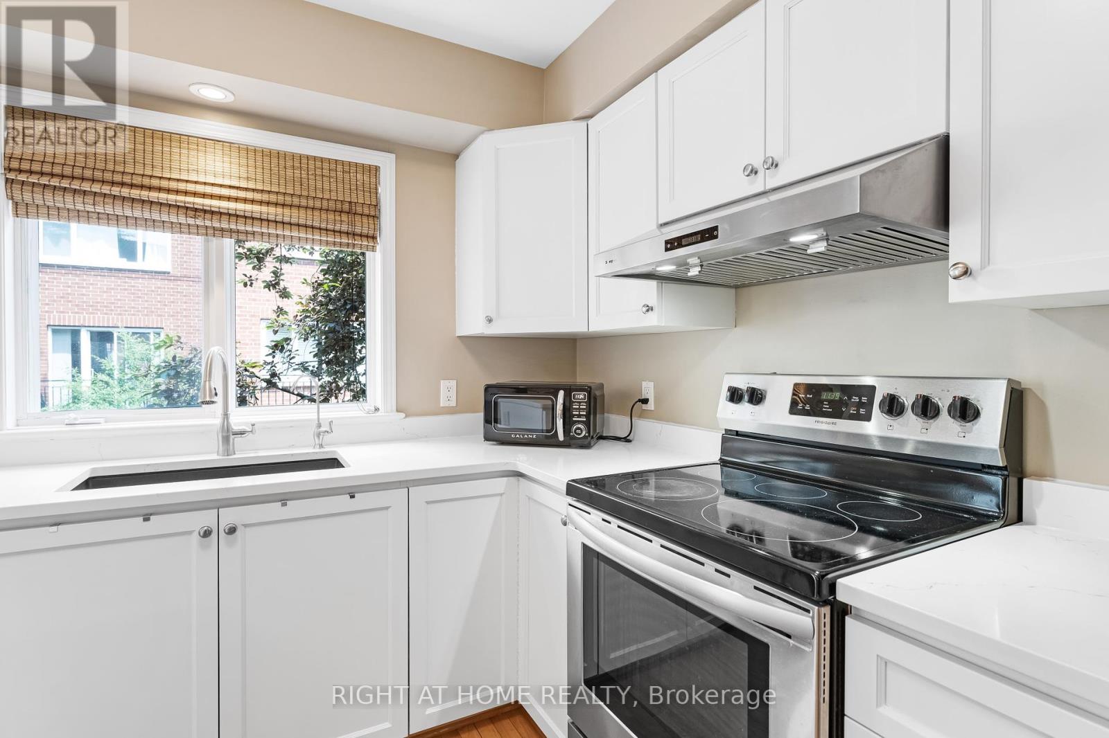 8 Turgeon Private, Ottawa, Ontario  K1N 1G3 - Photo 8 - X12208929