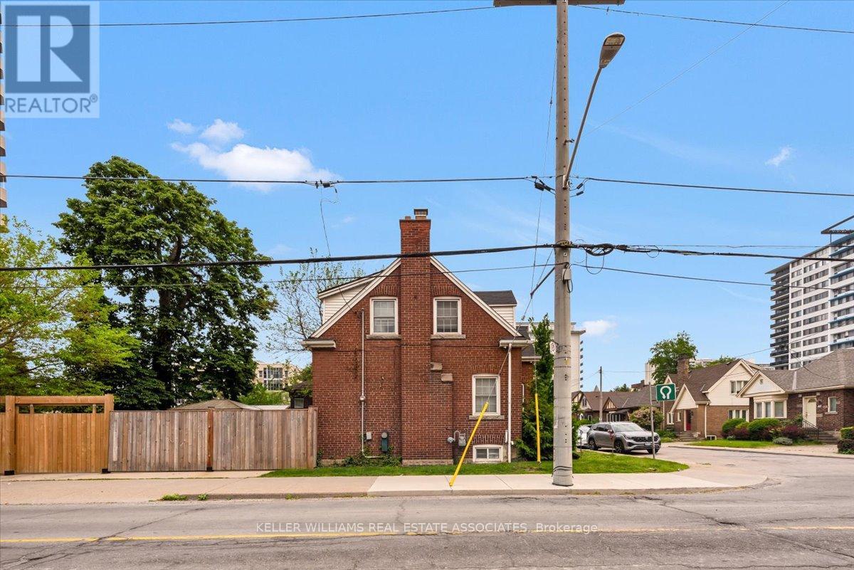 22 Wesanford Place, Hamilton, Ontario  L8P 1N6 - Photo 3 - X12209221