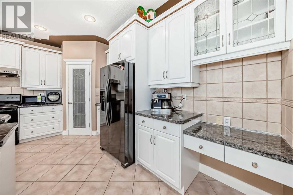 73 Simcoe Close Sw, Calgary, Alberta  T3H 4N3 - Photo 7 - A2221722