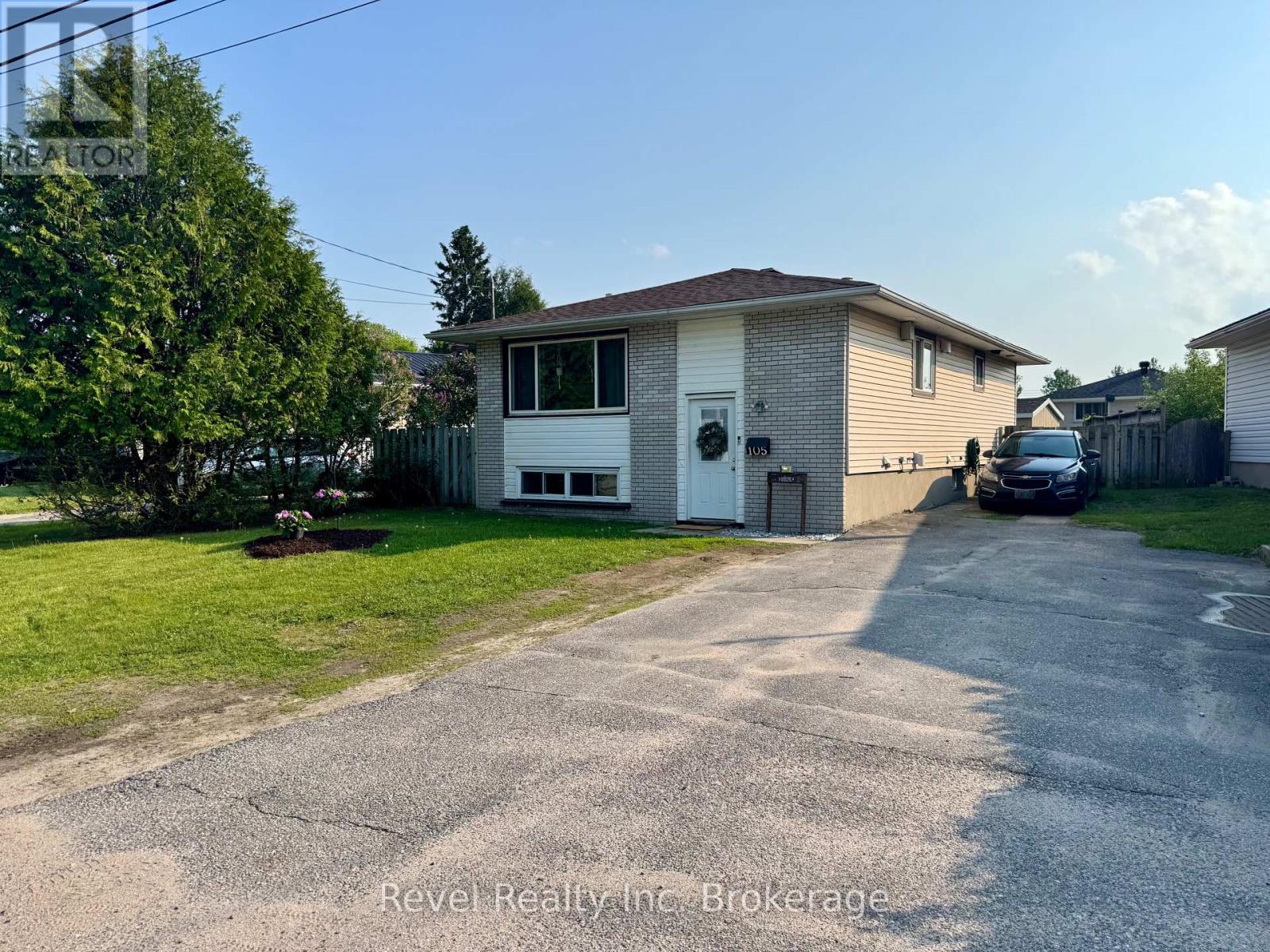 105 Strathcona Drive, North Bay (Ferris), Ontario  P1A 2N5 - Photo 2 - X12209065