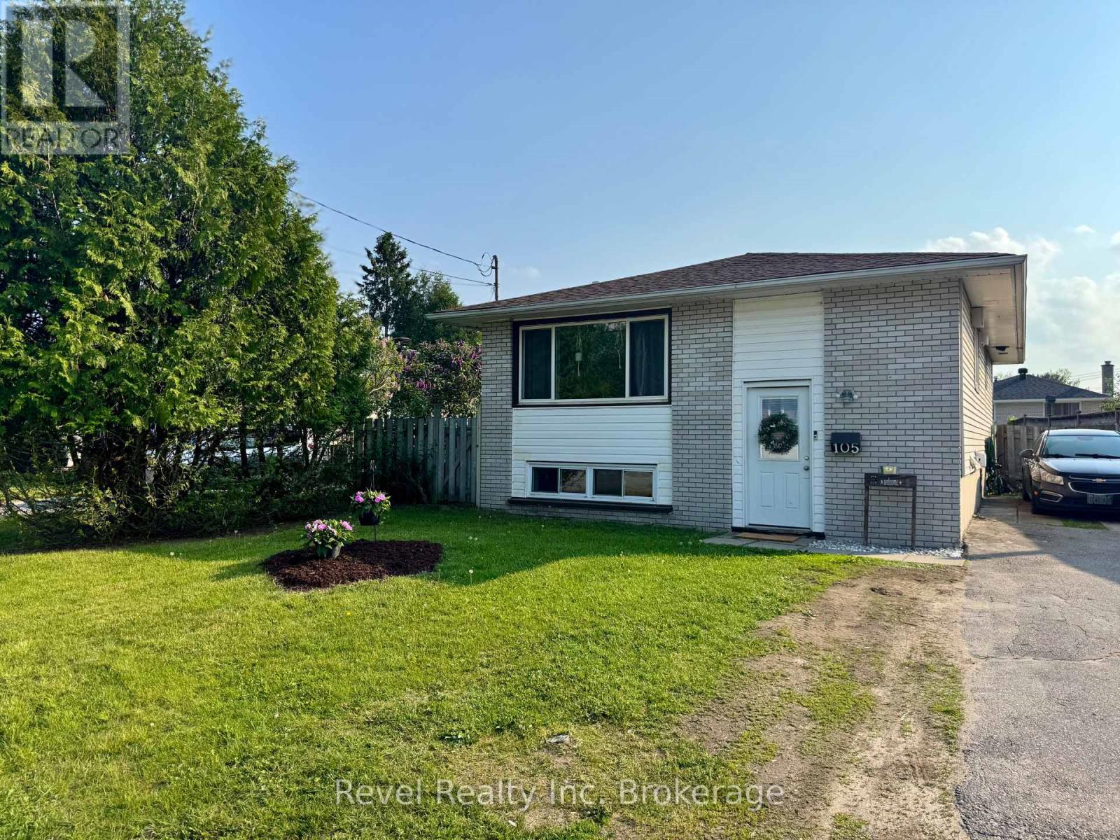 105 Strathcona Drive, North Bay (Ferris), Ontario  P1A 2N5 - Photo 1 - X12209065