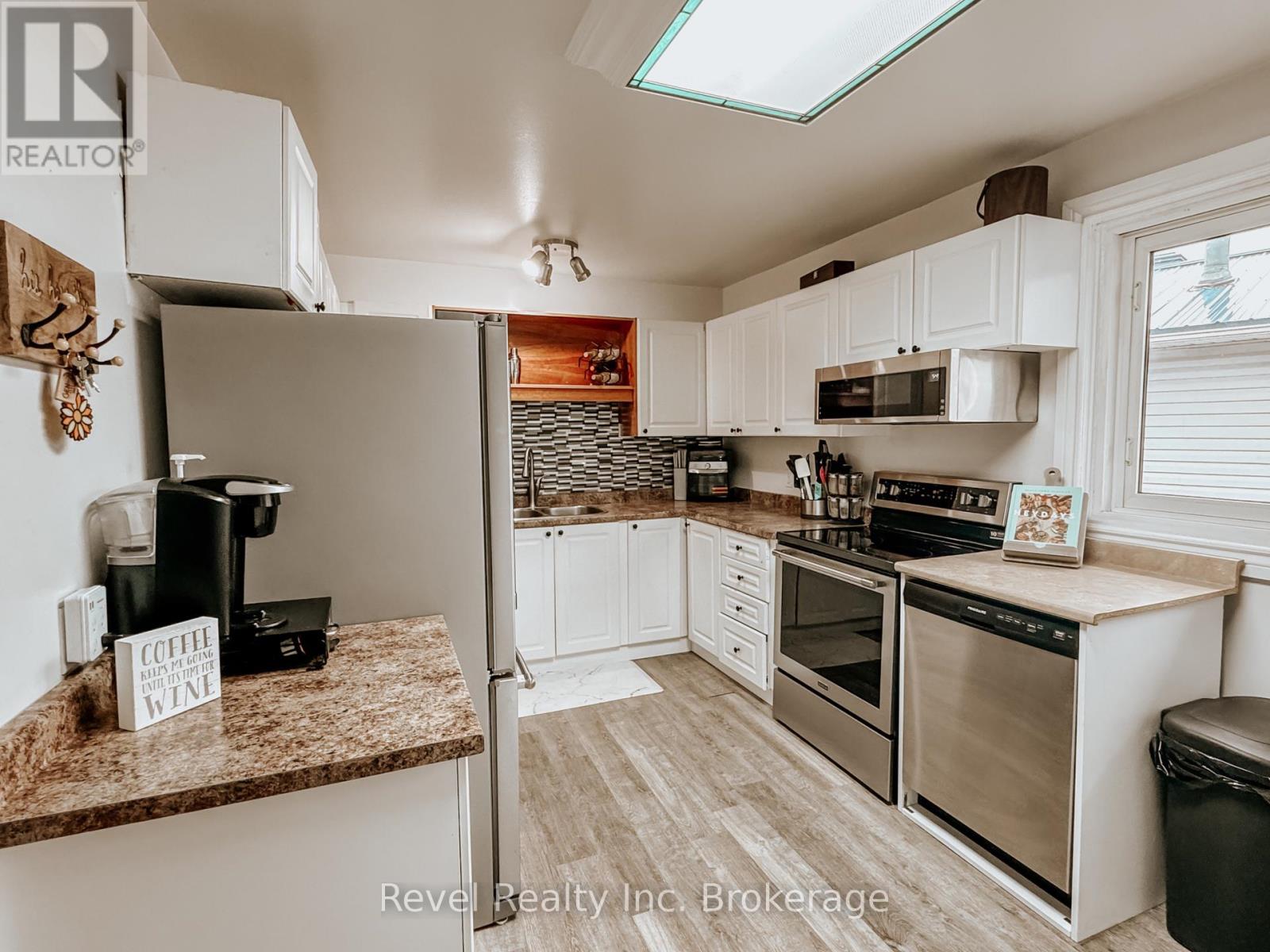 105 Strathcona Drive, North Bay (Ferris), Ontario  P1A 2N5 - Photo 4 - X12209065