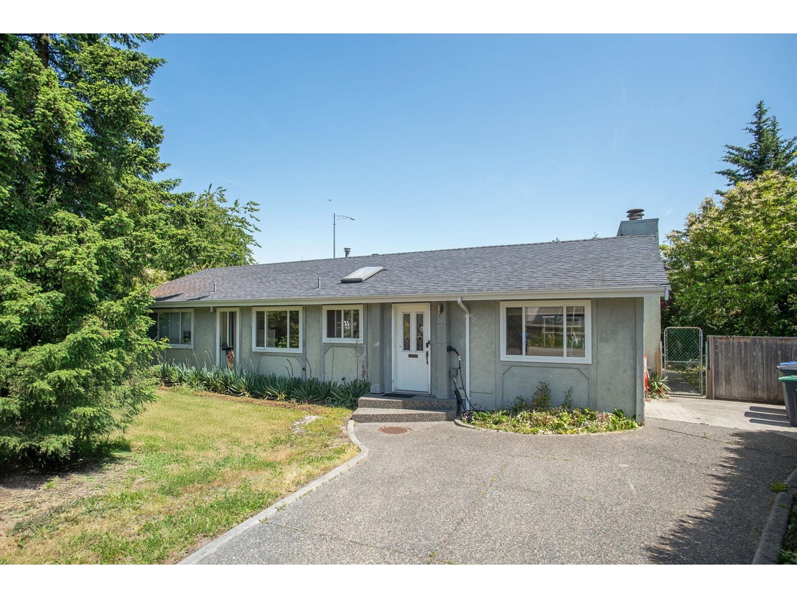 15237 Hummingbird Place, Surrey, British Columbia  V3R 6T7 - Photo 2 - R3013494