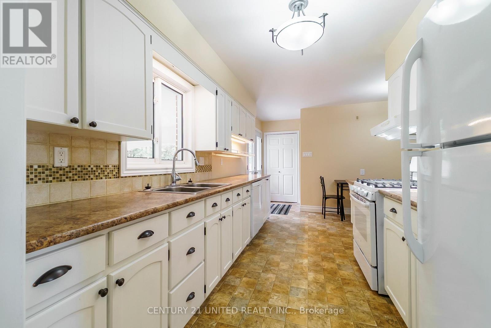 861 Hilliard Street, Peterborough North (South), Ontario  K9H 5R7 - Photo 12 - X12209439