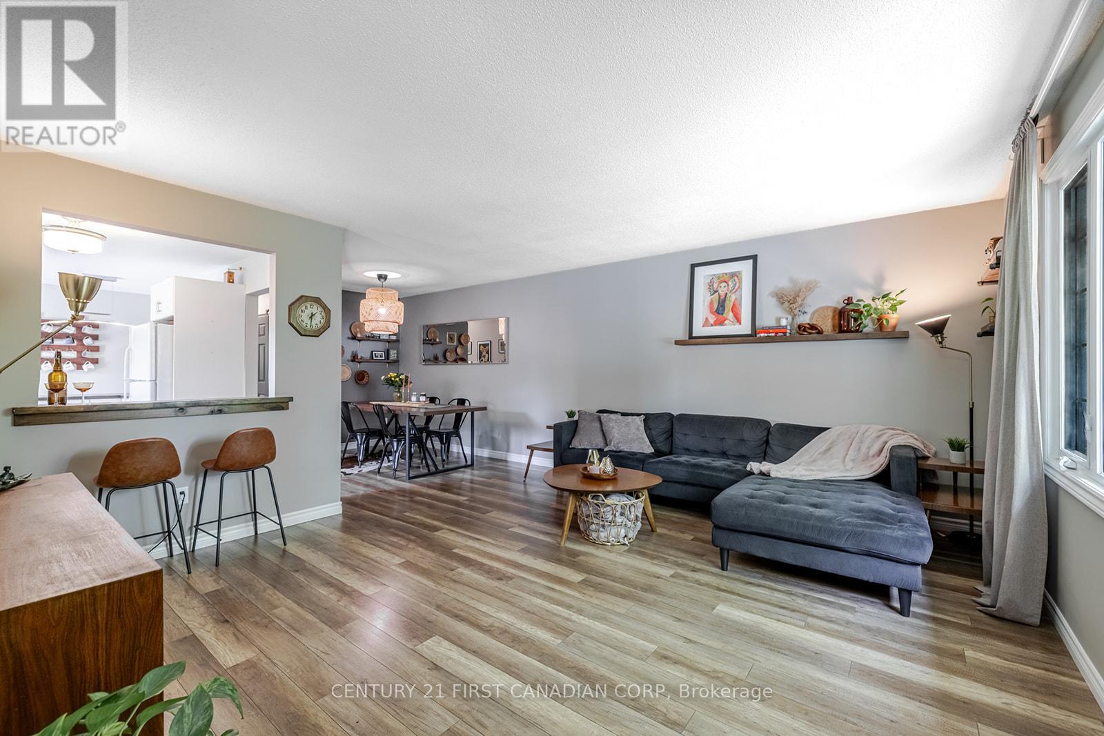 45 Downing Crescent, London South (South S), Ontario  N6C 3C7 - Photo 4 - X12209457