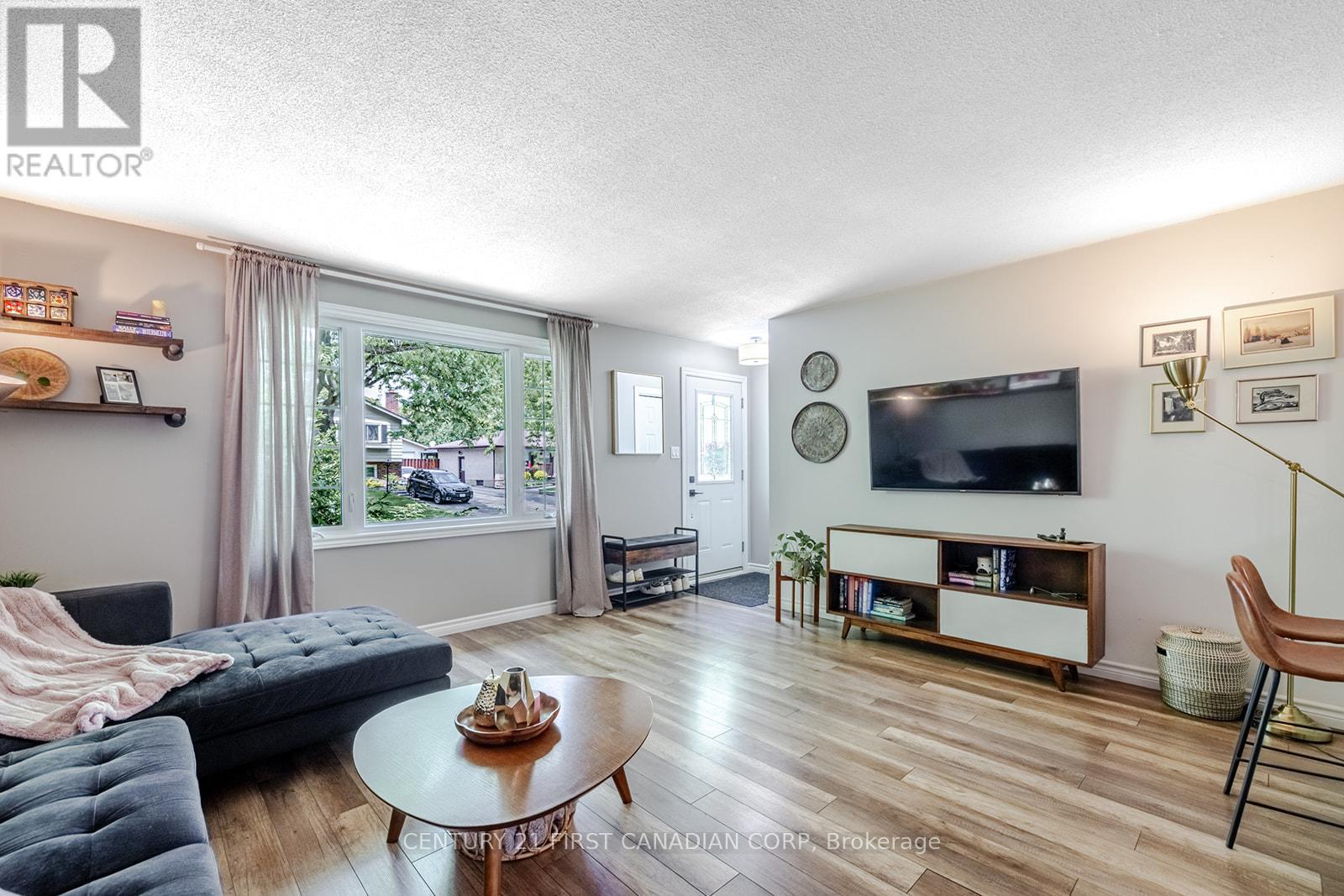 45 Downing Crescent, London South (South S), Ontario  N6C 3C7 - Photo 5 - X12209457