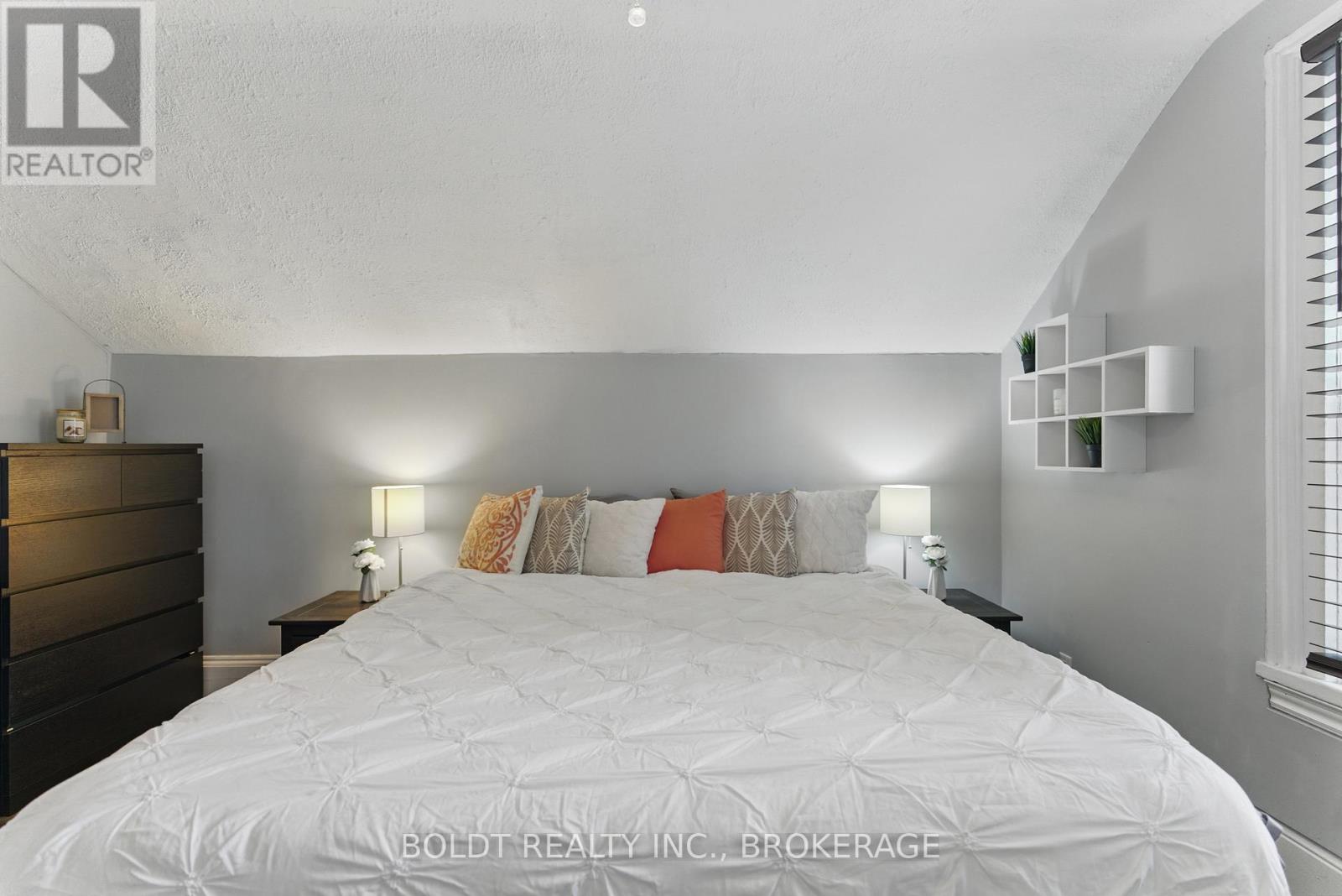 24-26 York Street, St. Catharines, Ontario  L2R 6B9 - Photo 14 - X12209514