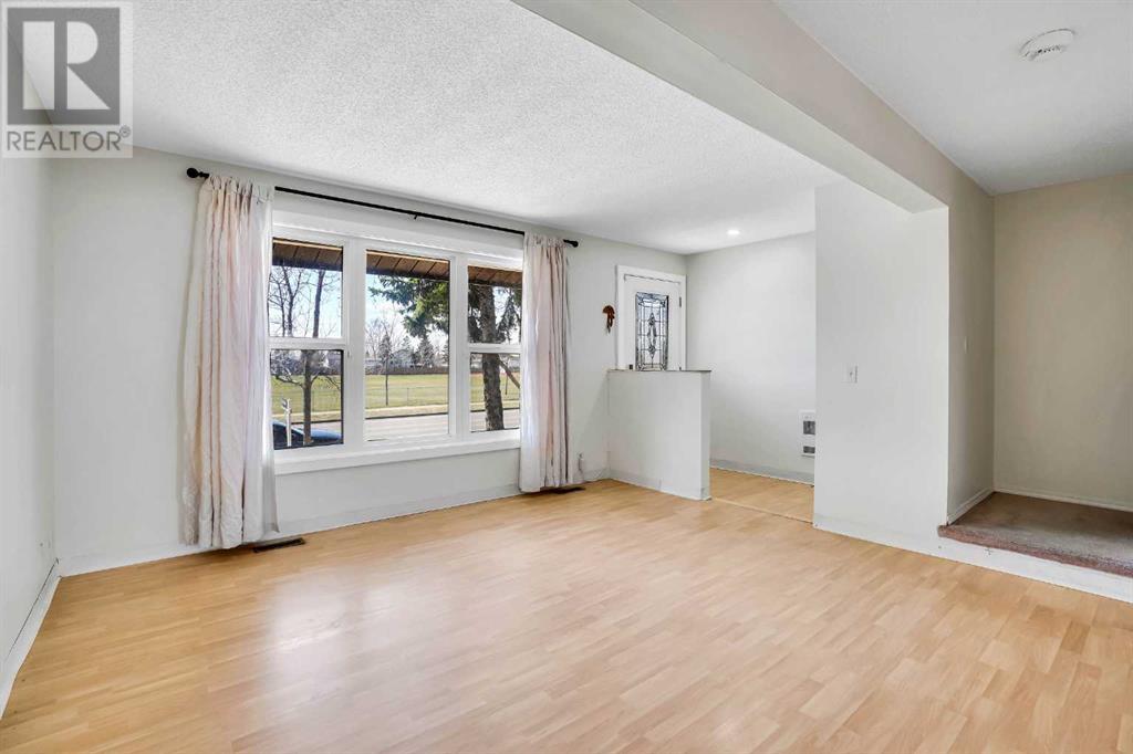112 Castleridge Drive Ne, Calgary, Alberta  T3J 1Y8 - Photo 5 - A2213710