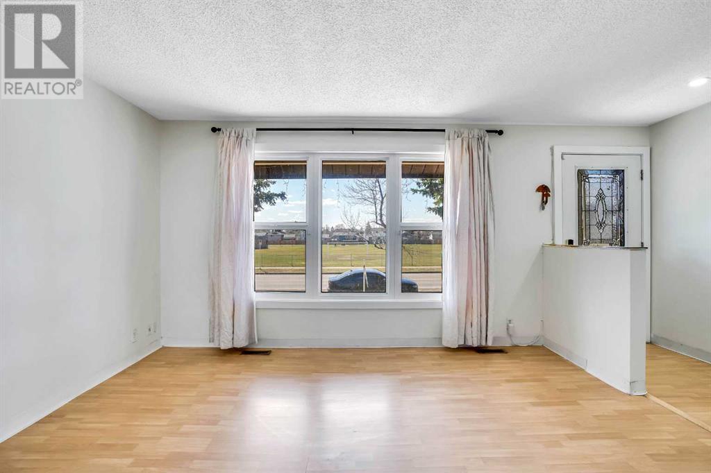 112 Castleridge Drive Ne, Calgary, Alberta  T3J 1Y8 - Photo 6 - A2213710