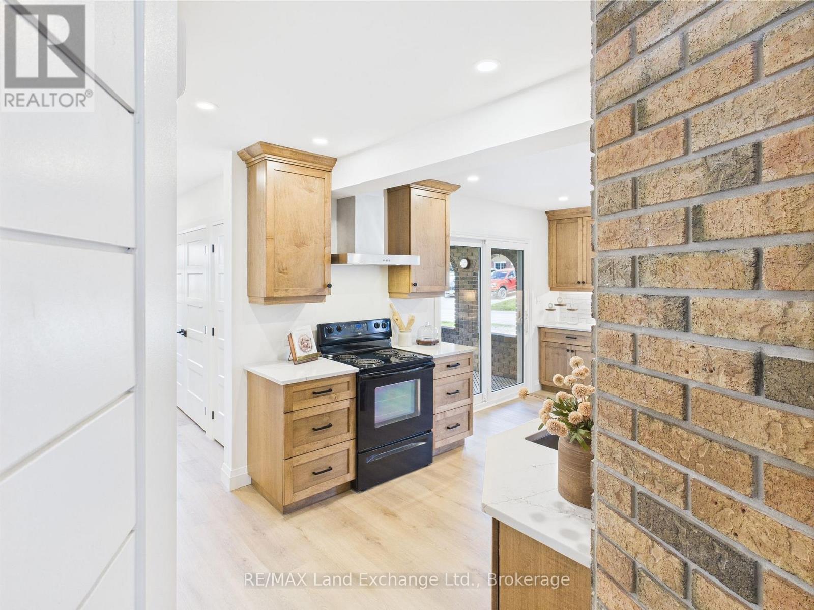 177 Durham Street, Kincardine, Ontario  N2Z 1A4 - Photo 9 - X12209407