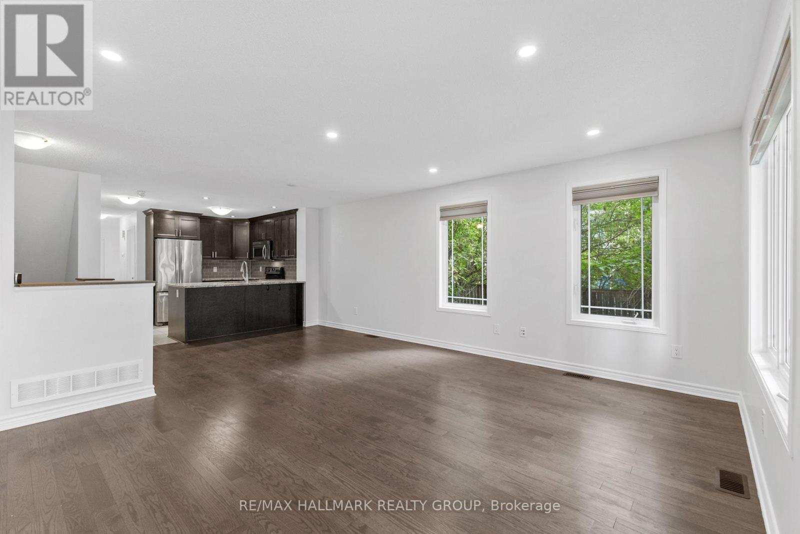 648 Danaca Private, Ottawa, Ontario  K1K 2V7 - Photo 13 - X12209334