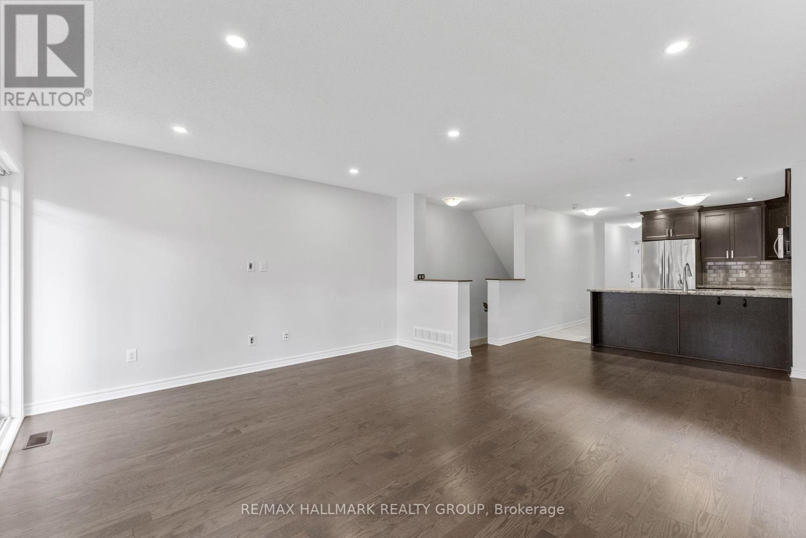 648 Danaca Private, Ottawa, Ontario  K1K 2V7 - Photo 14 - X12209334