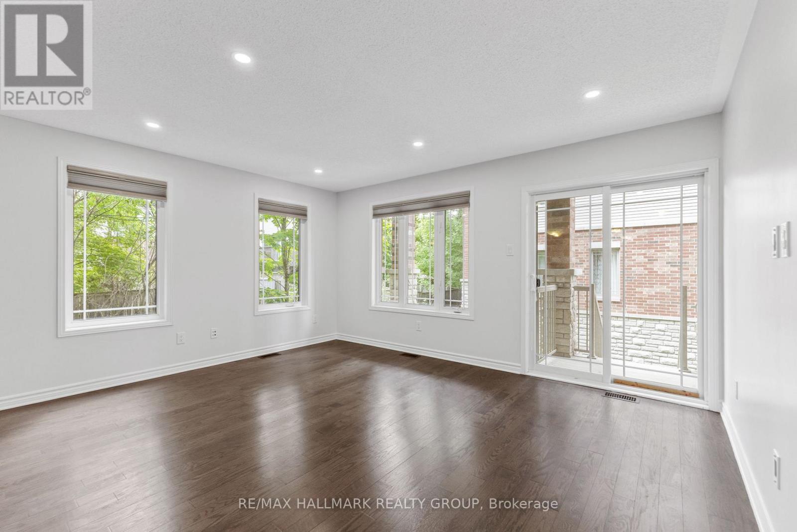 648 Danaca Private, Ottawa, Ontario  K1K 2V7 - Photo 17 - X12209334