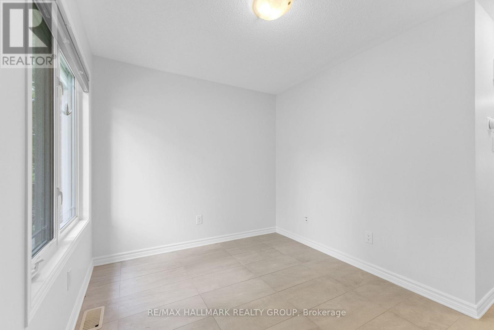 648 Danaca Private, Ottawa, Ontario  K1K 2V7 - Photo 3 - X12209334