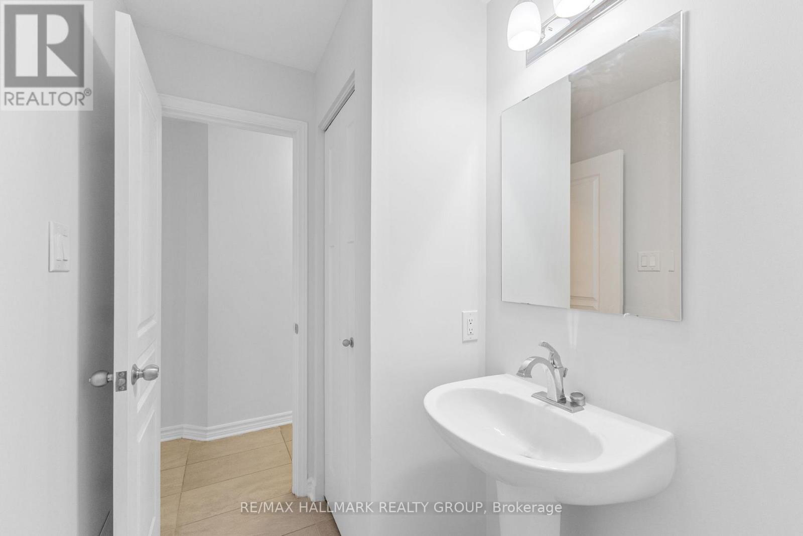 648 Danaca Private, Ottawa, Ontario  K1K 2V7 - Photo 6 - X12209334