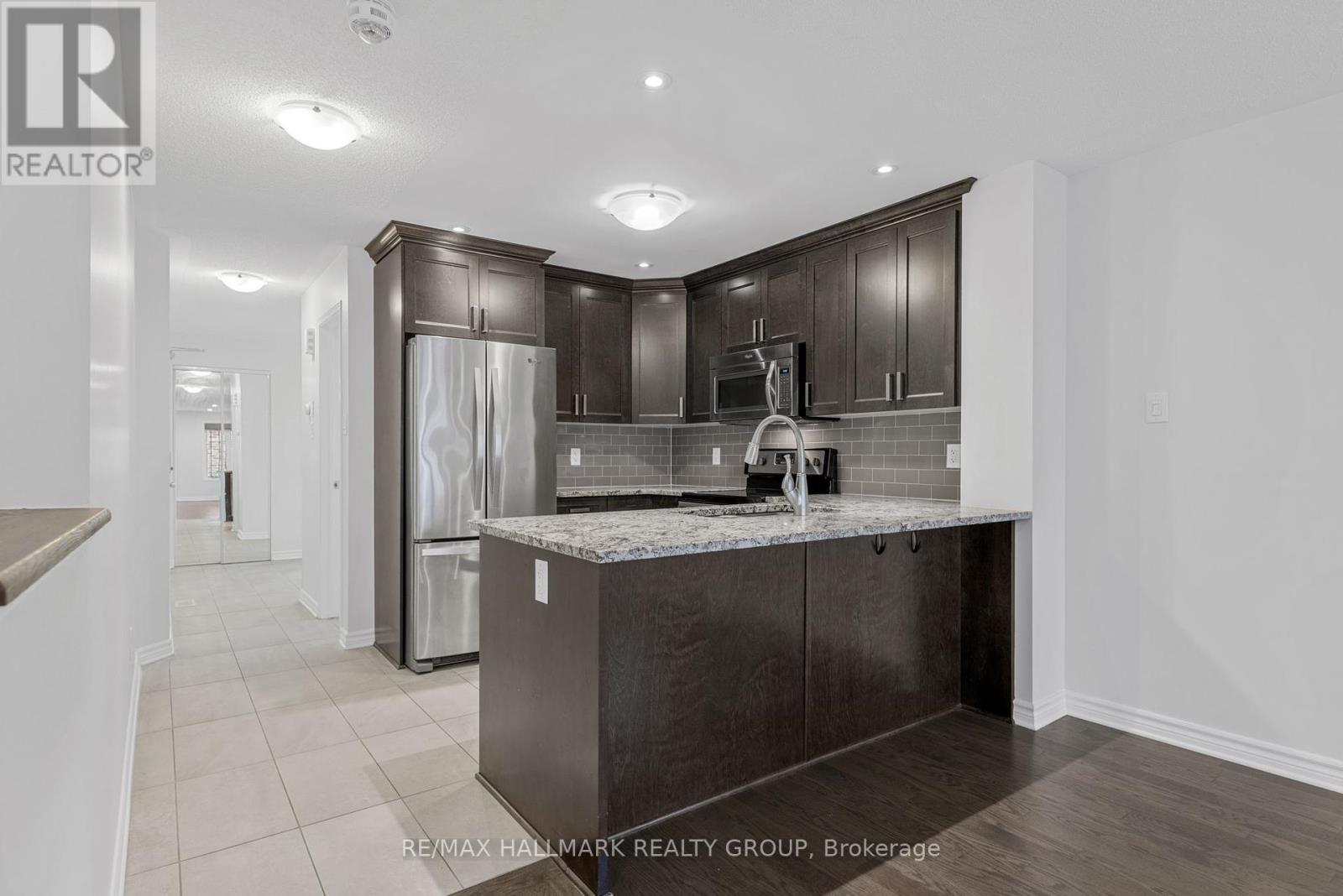648 Danaca Private, Ottawa, Ontario  K1K 2V7 - Photo 7 - X12209334