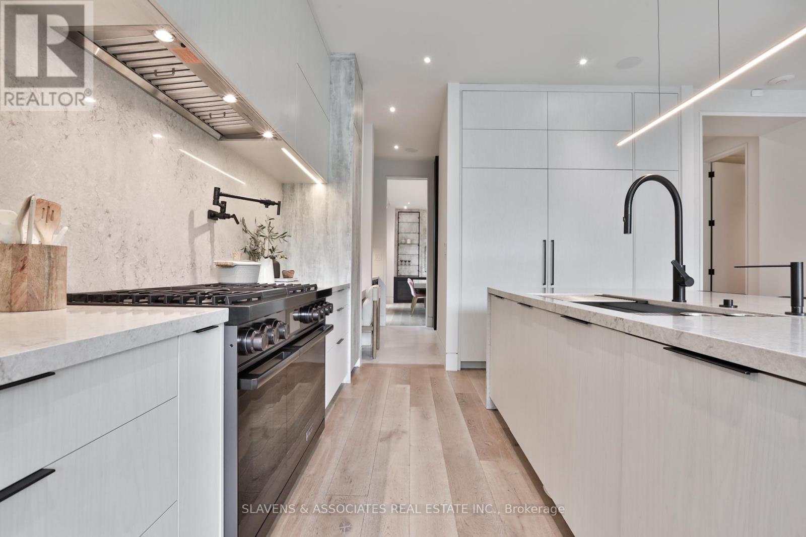 216 Glenayr Road, Toronto (Forest Hill South), Ontario  M5P 3C3 - Photo 15 - C12209306