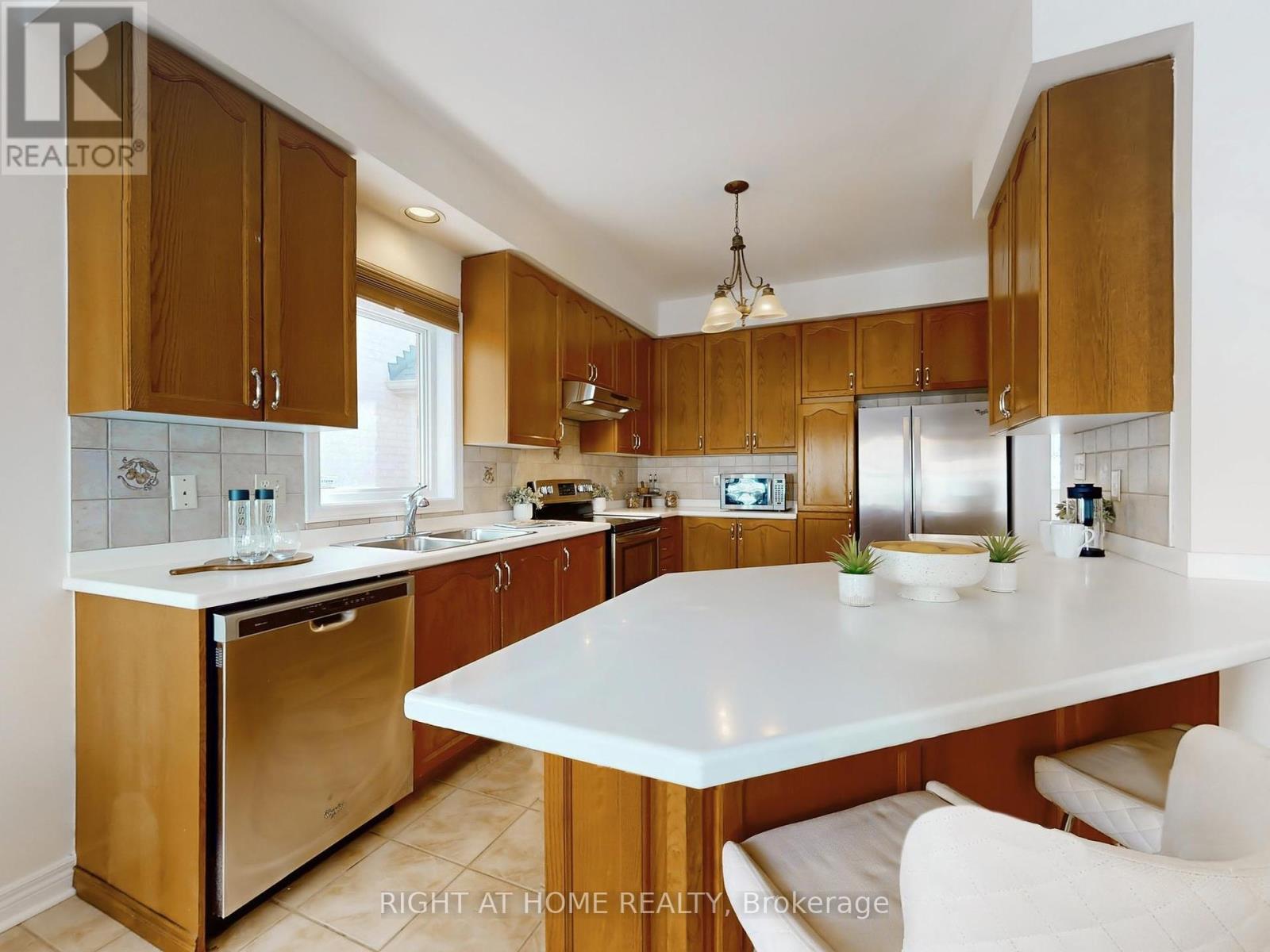 61 Palisade Crescent, Richmond Hill, Ontario  L4S 2H9 - Photo 10 - N12209271