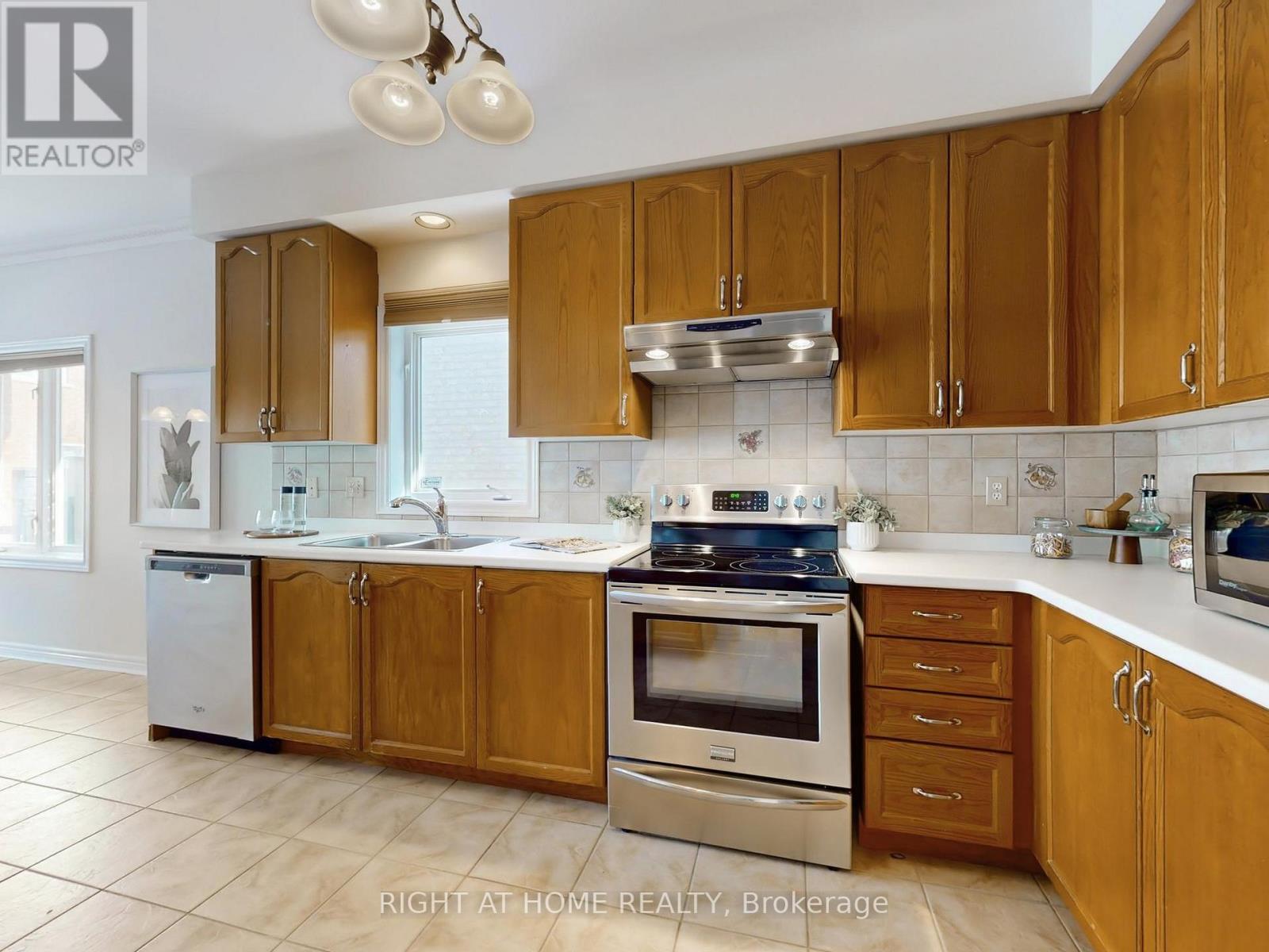 61 Palisade Crescent, Richmond Hill, Ontario  L4S 2H9 - Photo 11 - N12209271
