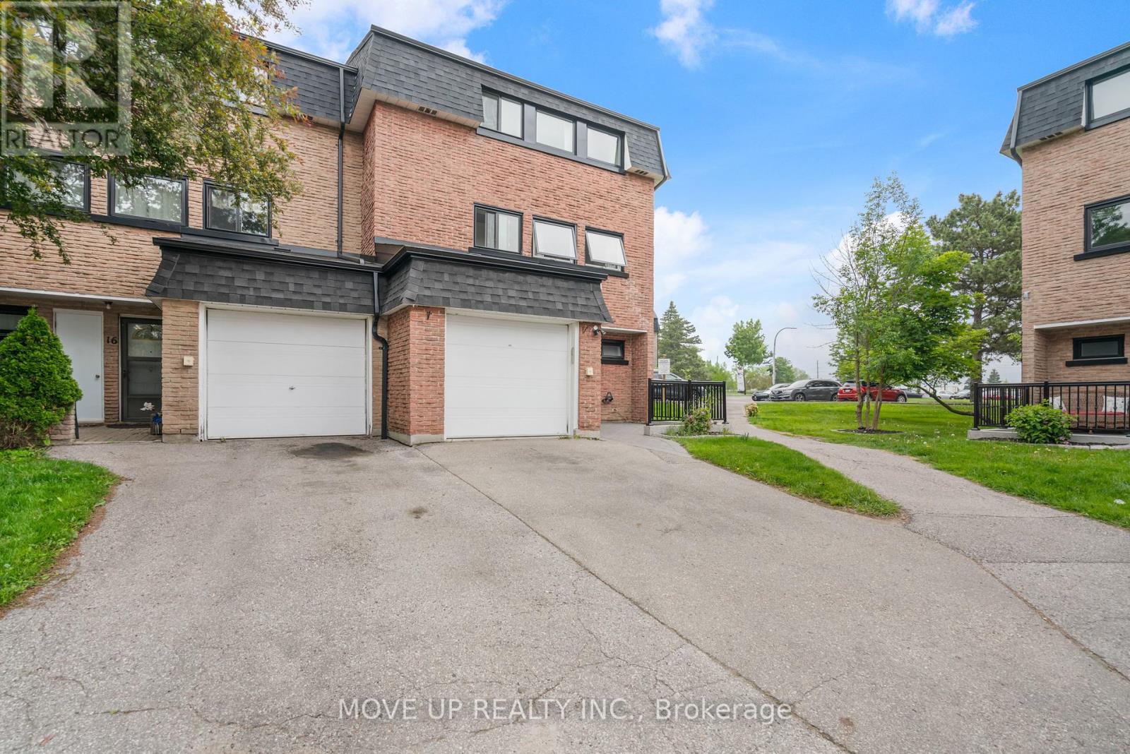 14 Poplar Crescent, Aurora, Ontario  L4G 3L3 - Photo 2 - N12209329