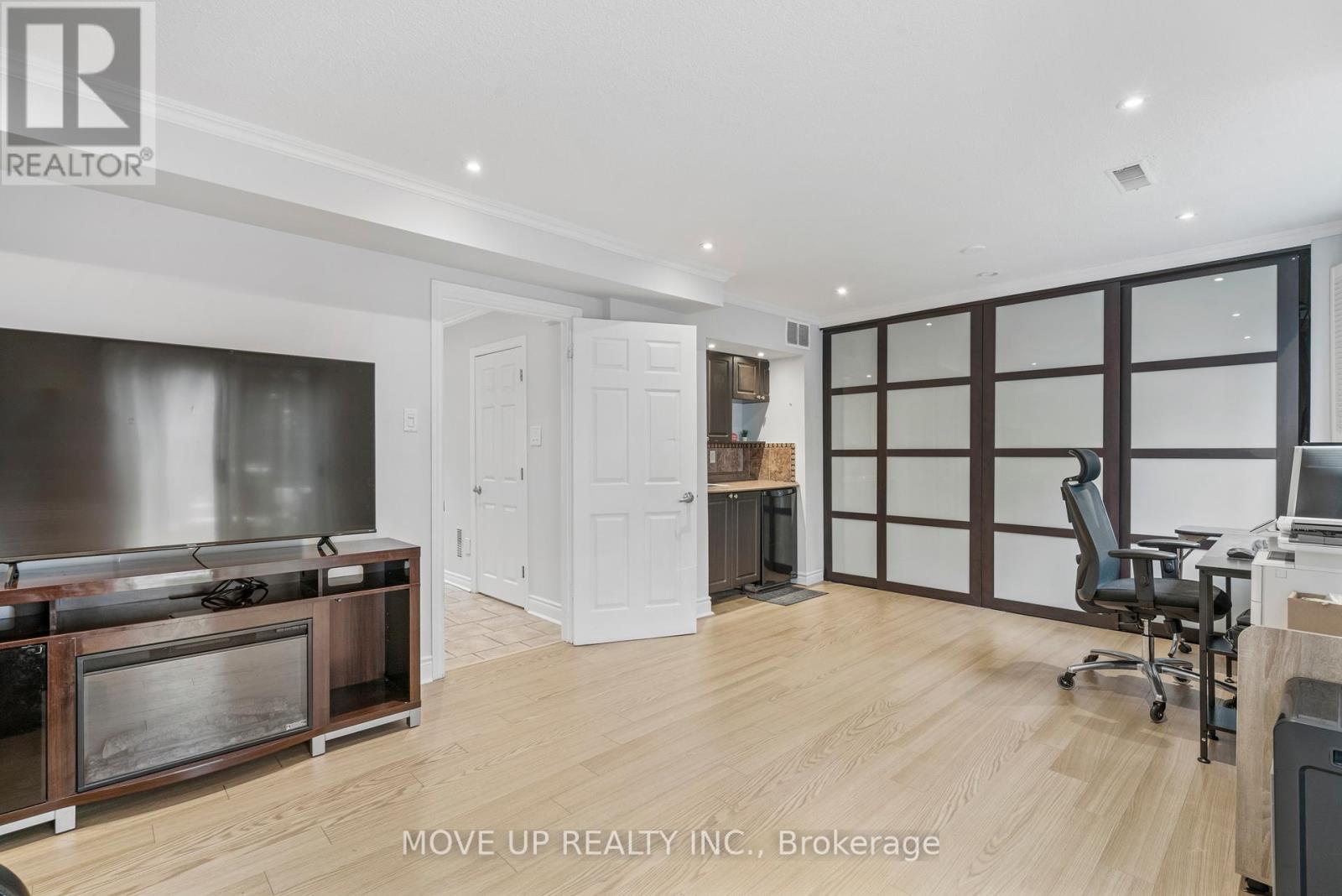 14 Poplar Crescent, Aurora, Ontario  L4G 3L3 - Photo 4 - N12209329