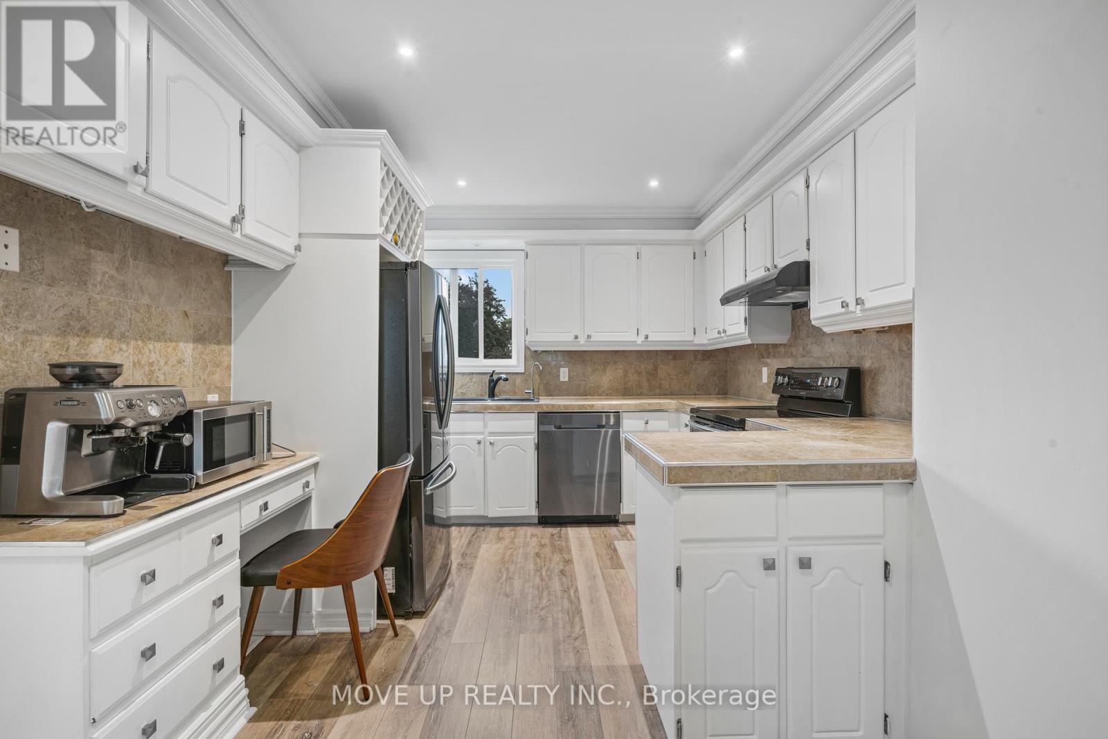 14 Poplar Crescent, Aurora, Ontario  L4G 3L3 - Photo 9 - N12209329