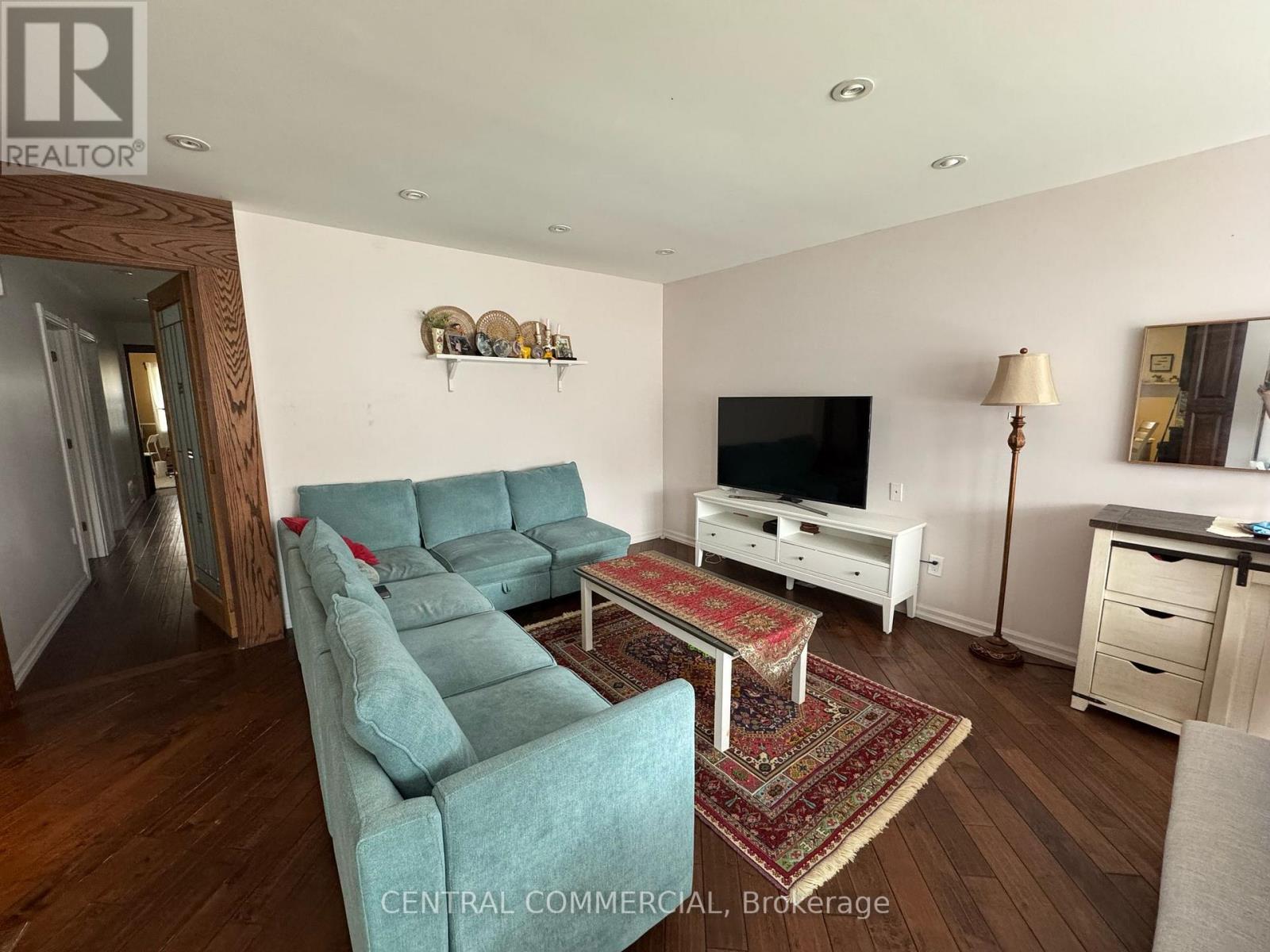 21 Jones Court, Aurora, Ontario  L4G 2B7 - Photo 2 - N12209496