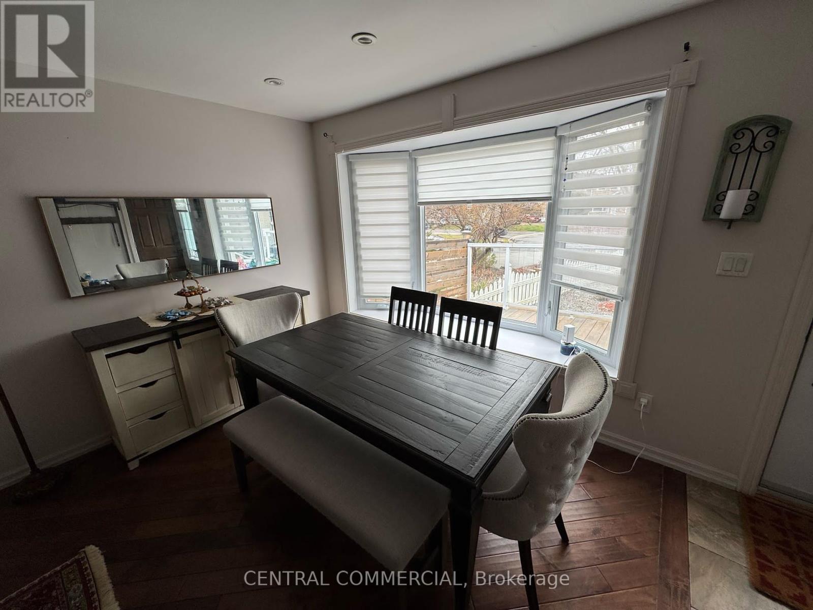 21 Jones Court, Aurora, Ontario  L4G 2B7 - Photo 3 - N12209496